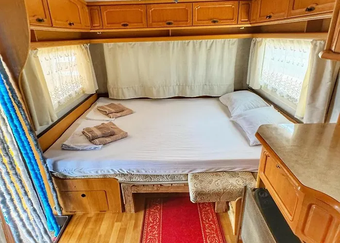 Kamp alanı и Kаравани дрийм гардения Naousa